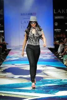 Sonakshi Sinha walks the ramp for Narendra kumar showcases at lakme fashion week