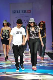 Sonakshi Sinha walks the ramp for Narendra kumar showcases at lakme fashion week