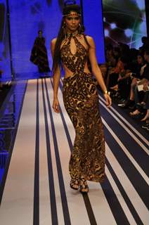 Model walks the ramp at Malini Ramani show for Grand Finale of Lakme Fashion Week
