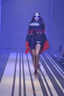 Model walks the ramp at Malini Ramani show for Grand Finale of Lakme Fashion Week