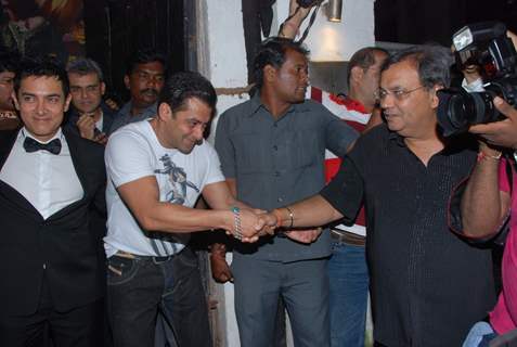 Salman Khan, Aamir Khan and Subhash Ghai at Dabangg success bash at Vie Lounge