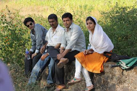 Sid Makkad, Manoj Bajpayee, Vivan Bhathena & debutant Pallavi Sharda on sets of Dus Tola