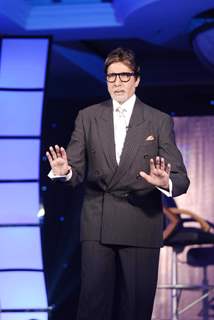 KBC 4 press meet with Big B at JW Marriott