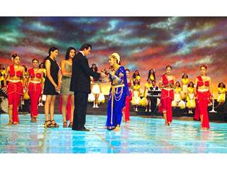 Sanjay Dutt giving trophy to Manisha Koirala