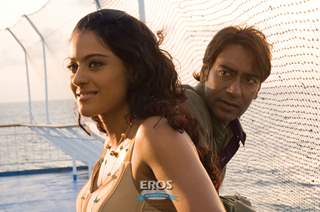 Ajay Devgan talking to Kajol