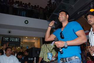 Ajay Devgan Promotes Toonpur Ka Superhero at Oberoi Mall. .