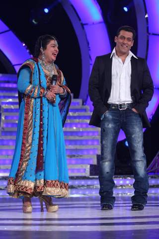 Salman Khan with Dolly Bindra at Finale of Bigg Boss 4