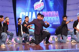 Judge Javed Jaffrey shaking his legs with Rohan n group during the auditions at Chak Dhoom Dhoom