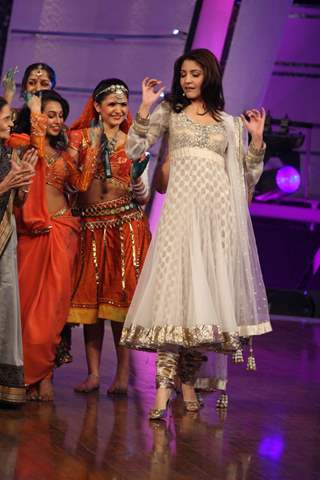 Anushka Sharma with contestant on Chak Dhoom Dhoom 2 - Team Challenge
