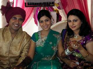 Priya with her Parents in Bade Acche Laggte Hai