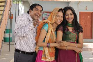 Mugdha with co-stars on the sets of Sajan Re Jhoot Mat Bolo