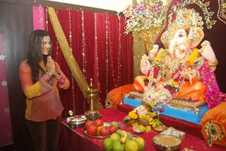Nandini Singh celebrates Ganpati in Aroma building, Andheri West