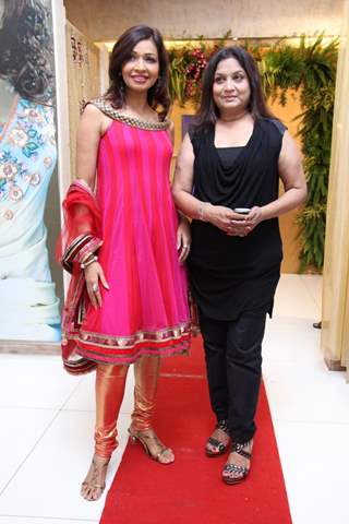 Achla Sachdev with Nisha sagar at her latest anaarkalis ‘SMITTEN’ at Juhu, Mumbai