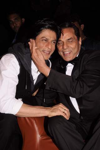 Shah Rukh Khan and Dharmendra on the sets of India's Got Talent 3 in Film City