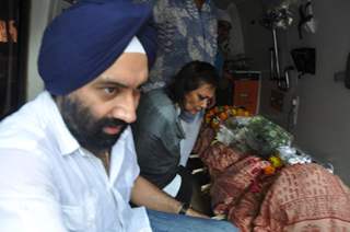 Chitra Singh at Funeral of Legendery Gazal Singer 'Jagjit Singh' at Chandanwadi Crematorium