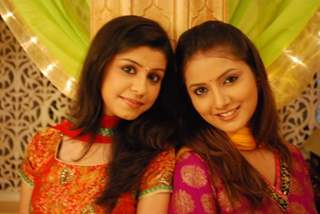 Neha Saroopa and Nidhi Uttam as Rashmi and Nandini