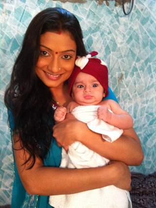 Aalika with baby on Pratigya set