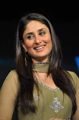 Kareena Kapoor promotes their film Ra.One at Inorbit Mall in Malad, Mumbai