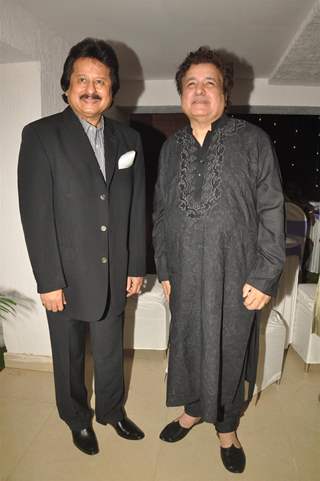 Ghazal singer Ashok Khosla’s new album 'Ishq ke Aage' released by singer Pankaj Udhas