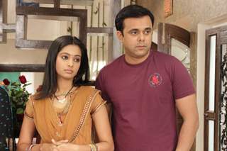 Mugdha  and Sumeet in Sajan Re Jhoot Mat Bolo