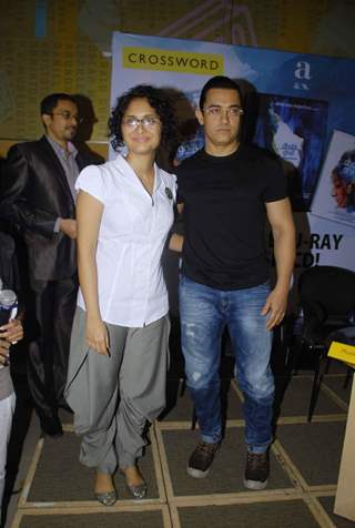 Aamir Khan and Kiran Rao at Dhobi Ghat DVD launch at Crossword, Kemps Corner