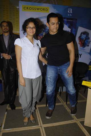 Aamir Khan and Kiran Rao at Dhobi Ghat DVD launch at Crossword, Kemps Corner