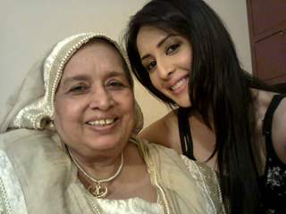 Ayesha and Dadi on the sets