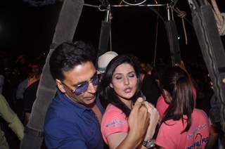 Akshay Kumar and Zarine Khan at air balloon music promotion of Housefull 2