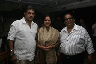 Tanvi Azmi and Baba Azmi at Satish Kaushik's birthday party