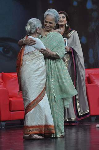 Waheeda Rehman and Raveena Tandon at NDTV chat show Isi Ka Naam Zindagi