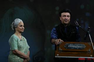 Waheeda Rehman and Anu Malik on the sets of Isi Ka Naam Zindagi