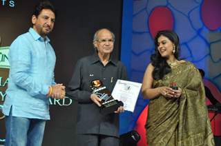 Gurdas Mann, Kamal Kumar Barjatia and Kajol at Dadasaheb Phalke Academy Awards in Mumbai