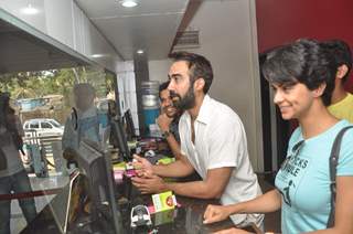 Ranvir Shorey and Gul Panag at Fatso stars sell tickets at PVR