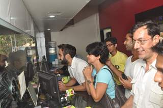 Rajat Kapoor, Ranvir Shorey and Gul Panag at Fatso stars sell tickets at PVR