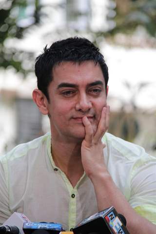 Aamir Khan holds press meet regarding his TV show Satyamev Jayate at his house on sunday