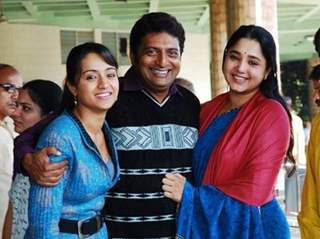 Aishwarya, Trisha and Prakash Raj at a photoshoot for the film Aakasamantha.