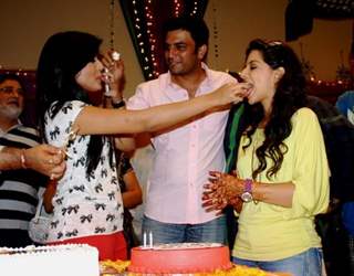 Kritika Kamra, Sharad Kelkar & Ishiita at the celebration of 200 Episode of Kuch Toh Log Kahenge