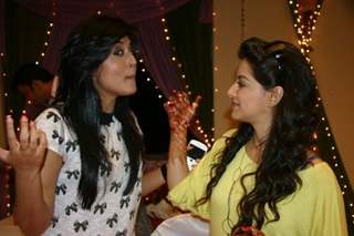 Kritika Kamra and Ishiita Sharma at the celebration of 200 Episode of Kuch Toh Log Kahenge