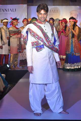 Yuvraj Parashar walk for designer Manali Jagtap at Movie Magazine- Sultan Ahmed tribute show