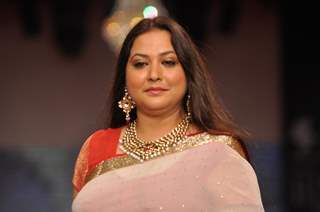 Surbhi Tiwari on ramp at the Beti show by Vikram Phadnis at IIJW 2012