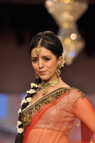 Priya Chauhan on ramp at the Beti show by Vikram Phadnis at IIJW 2012