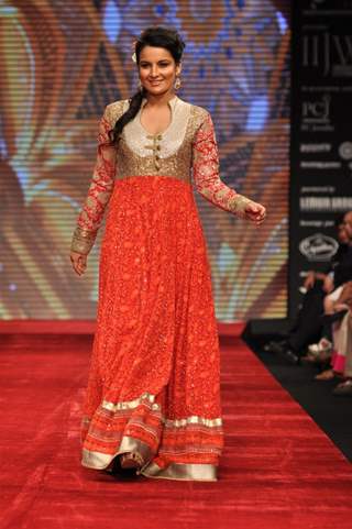 Priyanka Bassi on ramp at the Beti show by Vikram Phadnis at IIJW 2012