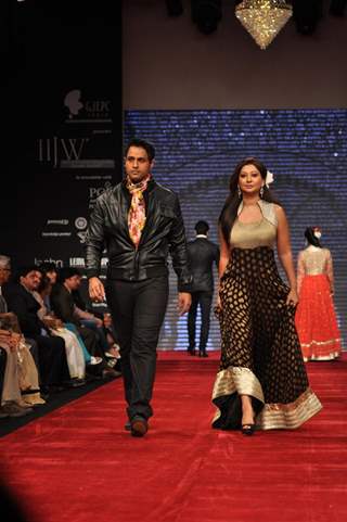 Manoj Biddvai and Ravee Gupta on ramp at the Beti show by Vikram Phadnis at IIJW 2012