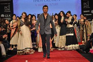 Vikram Phadnis with Bollywood and Television Celebs on ramp at the Beti show at IIJW 2012