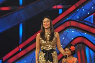 Kareena Kapoor promoting film Heroine on The Sets of Dance India Dance