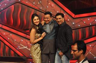 Kareena Kapoor, Mithun Chakraborty and Madhur Bhandarkar promoting Film Heroine on The Sets of Dance