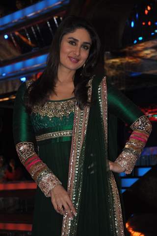 Kareena Kapoor at Film Promotion Heroine on Set of Jhalak Dikhhala Jaa