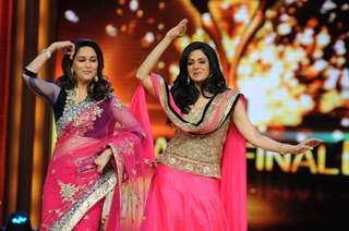 Madhuri Dixit and Sridevi dances on the sets of Jhalak Dikhhla Jaa during the promotion of film English Vinglish