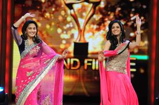 Madhuri Dixit and Sridevi dances on the sets of Jhalak Dikhhla Jaa during the promotion of film English Vinglish
