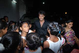 Akshay sethi mobbed by children at Musical Concert organized by actor Gautam Chaturvedi